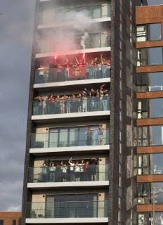 FuÃŸball, Champions League Sieger FC Liverpool feiert den Triumph mit den Fans 2nd June 2019, Liverpool, Merseyside; Liverpool FC celebration parade after their Champions League final win over Tottenham Hotspur in Madrid on 1st June; fans wave smoke flares from balconies lining the route in the city centre  ActionPlus12140806 DavidxBlunsden