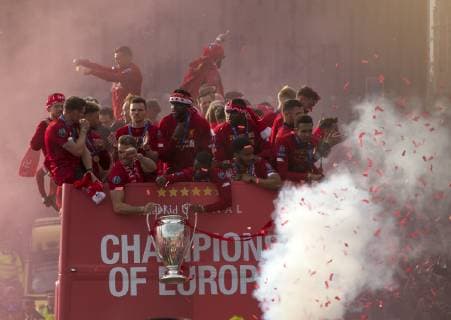 FuÃŸball, Champions League Sieger FC Liverpool feiert den Triumph mit den Fans 2nd June 2019, Liverpool, Merseyside; Liverpool FC celebration parade after their Champions League final win over Tottenham Hotspur in Madrid on 1st June; the team bus is surrounded thousands of fans and smoke from flares as it reaches the end of its route  ActionPlus12140807 DavidxBlunsden