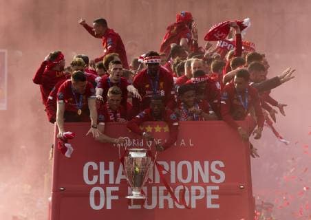 FuÃŸball, Champions League Sieger FC Liverpool feiert den Triumph mit den Fans 2nd June 2019, Liverpool, Merseyside; Liverpool FC celebration parade after their Champions League final win over Tottenham Hotspur in Madrid on 1st June; the team display the trophy at the front of the bus at the end of the route  ActionPlus12140808 DavidxBlunsden
