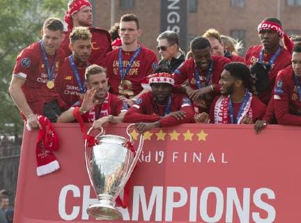 FuÃŸball, Champions League Sieger FC Liverpool feiert den Triumph mit den Fans 2nd June 2019, Liverpool, Merseyside; Liverpool FC celebration parade after their Champions League final win over Tottenham Hotspur in Madrid on 1st June; Jordan Henderson of Liverpool and Divock Origi of Liverpool display the trophy at the front of the team bus  ActionPlus12140809 DavidxBlunsden