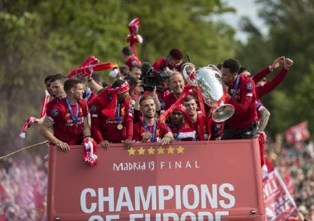 (190603) -- LIVERPOOL, June 3, 2019 () -- Liverpool s Trent Alexander-Arnold (R) kisses the trophy during an open-topped bus parade through the city after winning the UEFA Champions League Final in Liverpool, Britain on June 2, 2019. Liverpool beat Tottenham Hotspur 2-0 in Madrid to claim their sixth champion of the event on June 1. () (SP) BRITAIN-LIVERPOOL-FOOTBALL-UEFA CHAMPIONS LEAGUE-LIVERPOOL TROPHY PARADE Xinhua 
