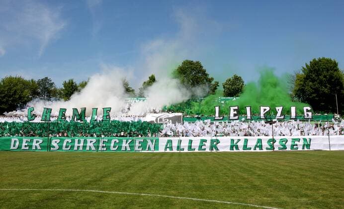 Leipzig, 02.06.2019, Alfred-Kunze-Sportpark, Fussball, Oberliga , BSG Chemie Leipzig vs. FC Eilenburg 2:1 (1:0). , Im Bild: Fans der BSG Chemie mit Choreographie zu Spielbeginn. ,