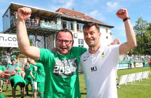 Leipzig, 02.06.2019, Alfred-Kunze-Sportpark, Fussball, Oberliga , BSG Chemie Leipzig vs. FC Eilenburg 2:1 (1:0). , Chemie Leipzig - Oberligameister und Regionalligaaufsteiger! Co Trainer Christian Sobottka (Chemie) und Trainer Miroslav Jagatic feiern inmitten der Fans. ,