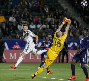 June 2, 2019 - Los Angeles, California, U.S - New England Revolution goalkeeper Brad Knighton (18) makes a save shot by LA Galaxy forward Chris Pontius (12) during the 2019 Major League Soccer MLS, Fussball Herren, USA match between LA Galaxy and New England Revolution in Carson, California, June 2, 2019. MLS 2019: New England Revolution 2:1 LA Galaxy - ZUMAc68_ 20190602_zaf_c68_003 Copyright: xRingoxChiux
