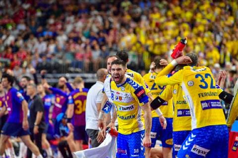 VELUX EHF FINAL4 2019 VELUX EHF FINAL4 2019 Spiel um Platz 3 Barca Lassa - PGE Vive Kielce 02.06.2019 LANXESS Arena Köln Die Bank von Kielce ist nicht mit den Schiedsrichterentscheidungen zufrieden. Köln. 02.06.19 Handball , Nordrhein-Westfalen Deutschland