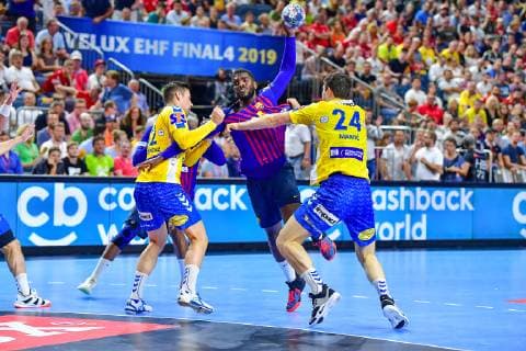 VELUX EHF FINAL4 2019 VELUX EHF FINAL4 2019 Spiel um Platz 3 Barca Lassa - PGE Vive Kielce 02.06.2019 LANXESS Arena Köln Dika Mem ( 24 Barca Lassa) kann nicht gestoppt werden. Köln. 02.06.19 Handball , Nordrhein-Westfalen Deutschland