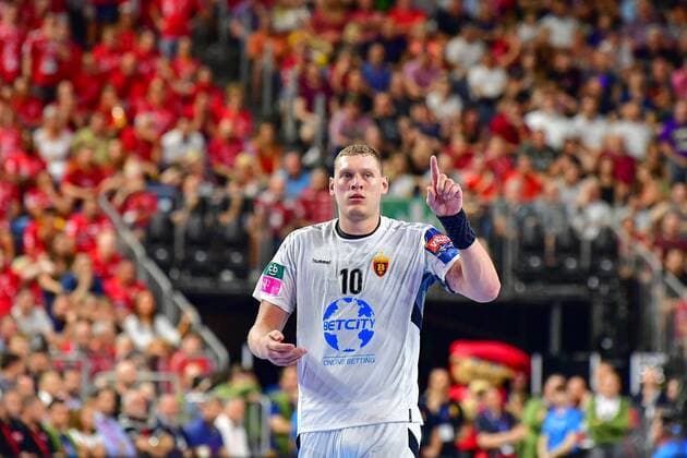 VELUX EHF FINAL4 2019 VELUX EHF FINAL4 2019 Finale HC Vardar - Telekom Veszprem HC 02.06.2019 LANXESS Arena Köln Dainis Kristopans ( 10 Vardar) im Austausch mit den Fans. Köln. 02.06.19 Handball , Nordrhein-Westfalen Deutschland