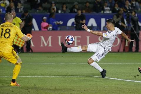 June 2, 2019 - Los Angeles, California, U.S - LA Galaxy midfielder Favio Alvarez (11) of Argentia, kicks the ball against New England Revolution goalkeeper Brad Knighton (18) during the 2019 Major League Soccer MLS, Fussball Herren, USA match between LA Galaxy and New England Revolution in Carson, California, June 2, 2019. MLS 2019: New England Revolution 2:1 LA Galaxy - ZUMAc68_ 20190602_zaf_c68_027 Copyright: xRingoxChiux
