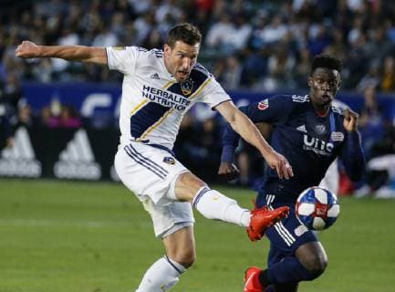 June 2, 2019 - Los Angeles, California, U.S - LA Galaxy forward Chris Pontius (12) kicks the ball during the 2019 Major League Soccer MLS, Fussball Herren, USA match between LA Galaxy and New England Revolution in Carson, California, June 2, 2019. MLS 2019: New England Revolution 2:1 LA Galaxy - ZUMAc68_ 20190602_zaf_c68_030 Copyright: xRingoxChiux