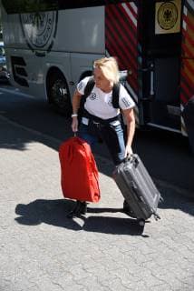 03.06.2019, GER, Frankfurt am Main, Frauenfussball, DFB Frauen, Damen Deutsche Frauen-Nationalmannschaft trifft sich in der Villa Kennedy vor dem Start der Frauen-Weltmeisterschaft vom 7. Juni bis 7. Juni 2019 in Frankreich Bild zeigt: Bundestrainerin Martina Voss-Tecklenburg bei der Ankunft mit Rollkoffer