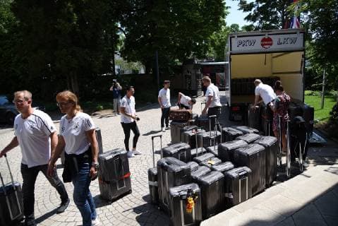 03.06.2019, GER, Frankfurt am Main, Frauenfussball, DFB Frauen, Damen Deutsche Frauen-Nationalmannschaft trifft sich in der Villa Kennedy vor dem Start der Frauen-Weltmeisterschaft vom 7. Juni bis 7. Juni 2019 in Frankreich Bild zeigt: Symbolfoto, die Rollkoffer der Nationalspielerinnen werden verstaut