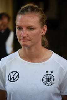 03.06.2019, GER, Frankfurt am Main, Frauenfussball, DFB Frauen, Damen Deutsche Frauen-Nationalmannschaft trifft sich in der Villa Kennedy vor dem Start der Frauen-Weltmeisterschaft vom 7. Juni bis 7. Juni 2019 in Frankreich Bild zeigt: Nationalspielerin Alexandra Popp