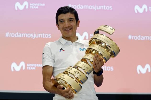 Sport Themen der Woche KW23 Sport Bilder des Tages Giro d Italia, Sieger von Richard Carapazo in Madrid empfangen Ecuadorian rider Richard Carapazo of Movistar team poses with the trophy of the Giro d Italia cycling race during an event held in Madrid, Spain, 03 June 2019. Carapaz won his first Italian Giro on 02 June, after defending his lead in the general standings over Vincenzo Nibali (Bahrain) in the final 17 kilometers of the final time trial in Verona. Carapaz celebrates his win in the Giro d Italia in Madrid !ACHTUNG: NUR REDAKTIONELLE NUTZUNG!  Copyright: xJavierxLizónx GRAF2969 20190603-636951818243358109
