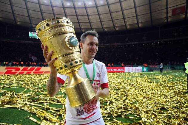 Fußball, DFB-Pokalfinale 2018 2019, RB Leipzig - FC Bayern München DFB-Pokal Finale 2019 RB Leipzig - FC Bayern München Deutschland, Berlin, 25.05.2019, Fussball, DFB-Pokal, Saison 2018 2019, Finale Berlin, RB Leipzig - FC Bayern München: Rafinha (FC Bayern München) mit dem Pokal, DFL DFB REGULATIONS PROHIBIT ANY USE OF PHOTOGRAPHS AS IMAGE SEQUENCES AND OR QUASI-VIDEO. *** DFB Cup Final 2019 RB Leipzig FC Bayern Munich Germany, Berlin, 25 05 2019, Soccer, DFB Cup, Season 2018 2019, Final Berlin, RB Leipzig FC Bayern Munich Rafinha FC Bayern Munich with the Cup, DFL DFB REGULATIONS PROHIBIT ANY USE OF PHOTOGRAPHS AS IMAGE SEQUENCES AND OR QUASI VIDEO