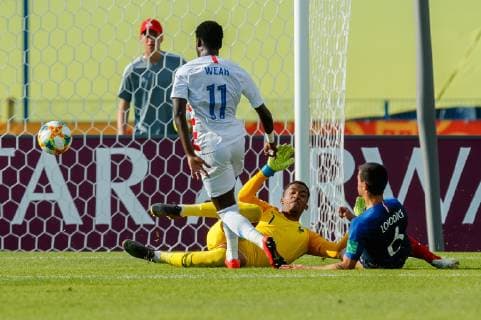 Bydgoszcz, Polen, 04.06.2019, FIFA Weltmeisterschaft Polen 2019, Achtelfinale, Frankreich - USA, Torwart Alban Lafont (FRA), Tim Weah (USA) und Chris Durkin (USA) im Zweikampf ( Defodi-01048-179632