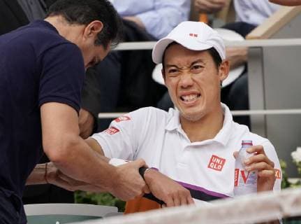 Sport Bilder des Tages Tennis: French Open Kei Nishikori of Japan receives treatment on his arm during his quarterfinal match against Rafael Nadal of Spain at the French Open tennis tournament in Paris on June 4, 2019. 