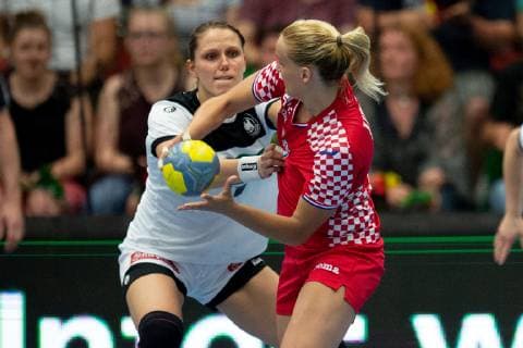 Hamm, Deutschland 05.06.2019: Handball WM Qualifiktation 2019 - Frauen - Deutschland vs. Kroatien (L-R) Xenia Smits (Deutschland), Dora Krsnik (Kroatien) Hamm Nordrhein-Westfalen Deutschland WESTPRESS arena