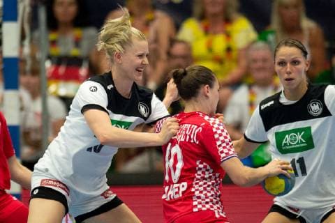 Hamm, Deutschland 05.06.2019: Handball WM Qualifiktation 2019 - Frauen - Deutschland vs. Kroatien (L-R) Kim Naidziniavicius (Deutschland), Dejana Milosavljevic (Kroatien) Hamm Nordrhein-Westfalen Deutschland WESTPRESS arena