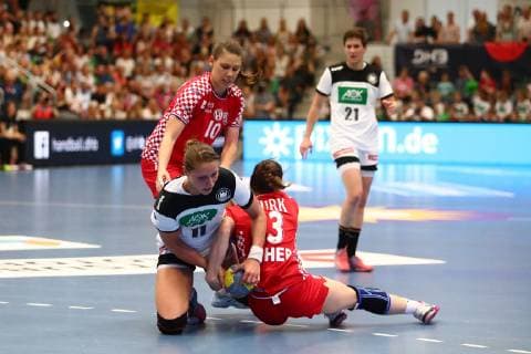 Xenia Smits (Deutschland) im Zweikampf mit Dejana Milosavljevic (Kroatien, hinten) und Ana Turk (Kroatien) Deutschland vs Kroatien, Handball, WM-Qualifikation, 05.06.2019 Deutschland vs Kroatien, Handball, WM-Qualifikation, 05.06.2019 Hamm Copyright: xEIBNER RenexWeissx EP_RWS