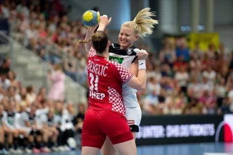 Hamm, Deutschland 05.06.2019: Handball WM Qualifiktation 2019 - Frauen - Deutschland vs. Kroatien (L-R) Ana Debelic (Kroatien), Kim Naidziniavicius (Deutschland) Hamm Nordrhein-Westfalen Deutschland WESTPRESS arena