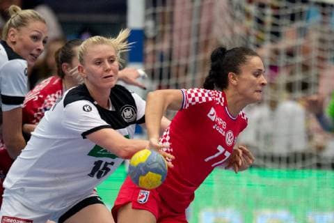 Hamm, Deutschland 05.06.2019: Handball WM Qualifiktation 2019 - Frauen - Deutschland vs. Kroatien (L-R) Kim Naidziniavicius (Deutschland), Valentina Blazevic (Kroatien) Hamm Nordrhein-Westfalen Deutschland WESTPRESS arena
