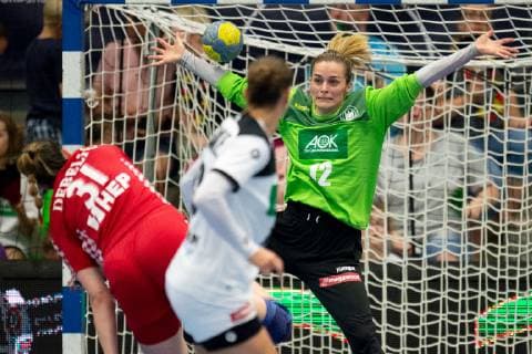 Hamm, Deutschland 05.06.2019: Handball WM Qualifiktation 2019 - Frauen - Deutschland vs. Kroatien (L) Ana Debelic (Kroatien), (R) Dina Eckerle (Deutschland) Hamm Nordrhein-Westfalen Deutschland WESTPRESS arena