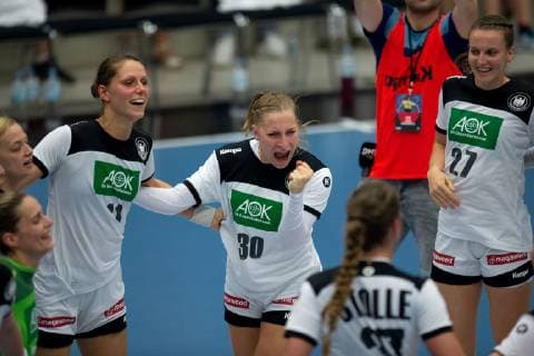 Hamm, Deutschland 05.06.2019: Handball WM Qualifiktation 2019 - Frauen - Deutschland vs. Kroatien (L-R) Xenia Smits (Deutschland), Jenny Behrend (Deutschland) Hamm Nordrhein-Westfalen Deutschland WESTPRESS arena