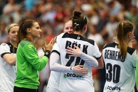 Meike Schmelzer (Deutschland) und Emily Boelk (Deutschland, vorne) feiern die Qualifikation fuer die WM Deutschland vs Kroatien, Handball, WM-Qualifikation, 05.06.2019 Deutschland vs Kroatien, Handball, WM-Qualifikation, 05.06.2019 Hamm Copyright: xEIBNER RenexWeissx EP_RWS
