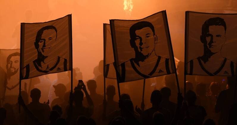 Feature - Die Fans von Alba Berlin halten Transparente mit den Koepfen der Spieler in die Hoehe. Basketball 1.Bundesliga, Saison 2018 2019, Play-Off Halbfinale 2.Spiel: Alba Berlin - EWE Baskets Oldenburg in Berlin, Deutschland am 05.06.2019,