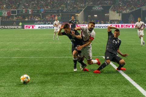 ATLANTA, GA - JUNE 05: Venezuela s Tom?s Rinc?n (Captain) (8) is defended Mexico s Erick Guti?rrez (25) and Mexico s Roberto Alvarado (24) during the International Friendly, Länderspiel, Nationalmannschaft between Mexico and Venezuela on June 5, 2019 at Mercedes Benz Stadium in Atlanta, GA. (Photo by John Adams Icon Sportswire) SOCCER: JUN 05 Mexico v Venezuela Icon190605085