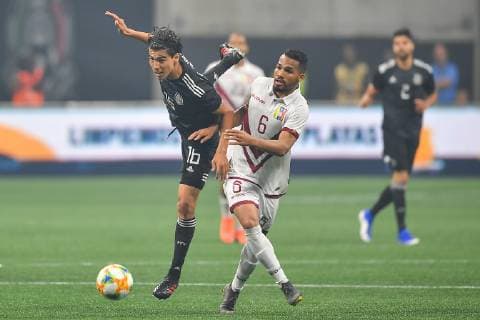 ATLANTA, GA Ð JUNE 05: Mexico s Erick Gutierrez (16) and Venezuela s Yangel Herrera (6) battle for possession during the International Friendly, Länderspiel, Nationalmannschaft match between Mexico and Venezuela on June 6th, 2019 at Mercedes Benz Stadium in Atlanta, GA. (Photo by Rich von Biberstein Icon Sportswire) SOCCER: JUN 05 Mexico v Venezuela Icon190605011