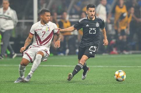 ATLANTA, GA Ð JUNE 05: Venezuela s Dawin Machis (7) and Mexico s Fernando Navarro (25) battle for possession during the International Friendly, Länderspiel, Nationalmannschaft match between Mexico and Venezuela on June 5th, 2019 at Mercedes Benz Stadium in Atlanta, GA. (Photo by Rich von Biberstein Icon Sportswire) SOCCER: JUN 05 Mexico v Venezuela Icon190605022