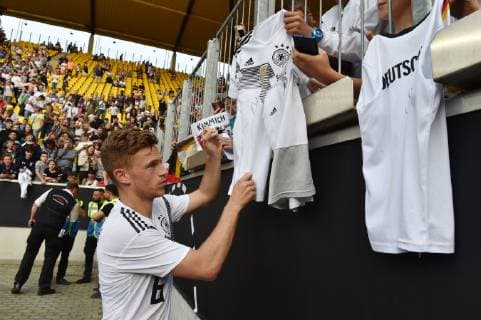 05.06.2019, Fussball, EM Qualifikation 2020, DFB - Hautnah, Oeffentliches Training und Trainingsspiel der Deutschen Nationalmannschaft im Aachener Tivoli Stadion, Joshua Kimmich (Deutschland) gibt den Fans Autogramme