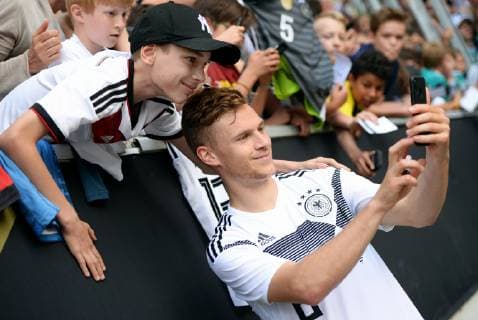 Fussball, Herren, EM-Qualifikation 2020, DFB Hautnah, Öffentliches Training der Nationalmannschaft im Stadion Tivoli Aachen: Joshua Kimmich (GER) macht ein Selfie mit einem Fan.
