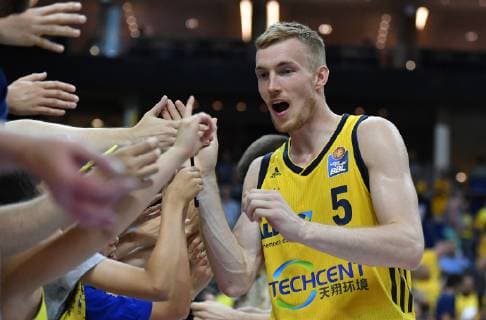 Niels Giffey (ALBA), klatscht nach dem Spiel die Fans ab ALBA Berlin - EWE Baskets Oldenburg Basketball, easyCredit BBL, Deutsche Meisterschaft, Playoff, playoffs, play-off, DM-playoff, Halbfinale, 2. Spiel, Spiel 2,Herren, men, Saison 2018 2019 Berlin, 5.6.2019 Mercedes Benz Arena