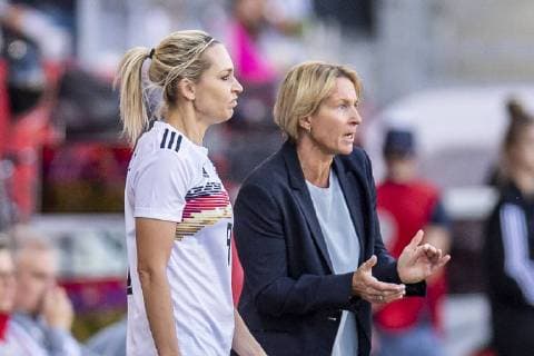 Fußball: DFB, Frauenfußball-Nationalmannschaft, Testspiel Deutschland gegen Chile am 30.05.2019 in Regensburg (Bayern). DFB Martina Voss-Tecklenburg (r.) gibt Lena Goeßling Anweisungen. DFB REGULATIONS PROHIBIT ANY USE OF PHOTOGRAPHS AS IMAGE SEQUENCES AND OR QUASI-VIDEO. Copyright: xKirchner DavidxInderliedx