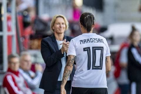 Fußball: DFB, Frauenfußball-Nationalmannschaft, Testspiel Deutschland gegen Chile am 30.05.2019 in Regensburg (Bayern). Dzsenifer Marozsan verabschiedet sich von DFB-Trainerin Martina Voss-Tecklenburg. DFB REGULATIONS PROHIBIT ANY USE OF PHOTOGRAPHS AS IMAGE SEQUENCES AND OR QUASI-VIDEO. Copyright: xKirchner DavidxInderliedx