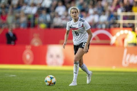 Fußball: DFB, Frauenfußball-Nationalmannschaft, Testspiel Deutschland gegen Chile am 30.05.2019 in Regensburg (Bayern). Lena Goeßling läuft mit dem Ball am Fuß. DFB REGULATIONS PROHIBIT ANY USE OF PHOTOGRAPHS AS IMAGE SEQUENCES AND OR QUASI-VIDEO. Copyright: xKirchner DavidxInderliedx