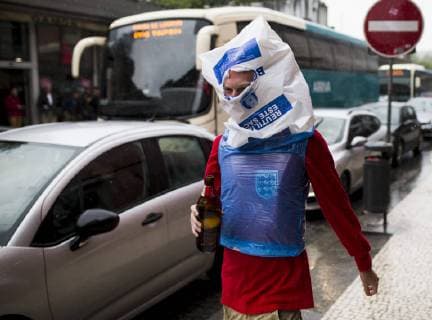 6th June 2019, St& xe1;dio D Afonso Henriques, Guimar& xe3;es, Portugal; UEFA Nations league Football semi-final, Netherlands versus England; Fan of England trying to keep dry pre-game  ActionPlus12141526 NikolaxKrstic