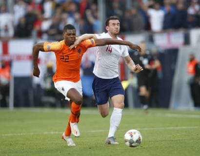 Denzel Dumfries of Netherlands challenges Ben Chilwell of England during the UEFA Nations League match at D. Afonso Henriques Stadium, Guimaraes. Picture date: 6th June 2019. Picture credit should read: David Klein Sportimage EDITORIAL USE ONLY. No use with unauthorised audio, video, data, fixture lists, club league logos or live services. Online in-match use limited to 120 images, no video emulation. No use in betting, games or single club league player publications. SPI-0093-0036