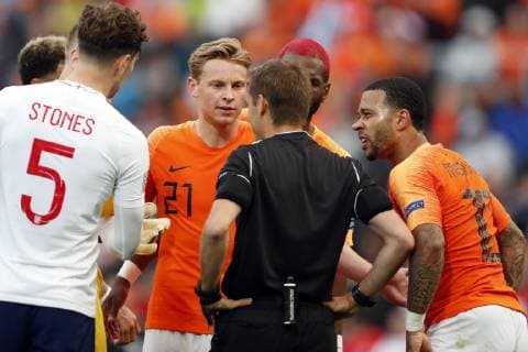 (l-r) John Stones of England, Frenkie de Jong of Holland, referee Clement Turpin , Ryan Babel of Holland, Memphis Depay of Holland during the UEFA Nations League semi final match between The Netherlands and England at Estadio D. Afonso Henriques on June 06, 2019 in Guimaraes, Portugal UEFA Nations League 2018 2019 xVIxVIxImagesx xMauricexvanxSteenxIVx 14675129