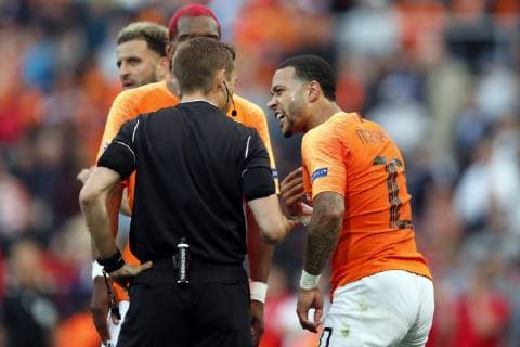 (l-r) referee Clement Turpin , Ryan Babel of Holland, Memphis Depay of Holland during the UEFA Nations League semi final match between The Netherlands and England at Estadio D. Afonso Henriques on June 06, 2019 in Guimaraes, Portugal UEFA Nations League 2018 2019 xVIxVIxImagesx xMauricexvanxSteenxIVx 14675130