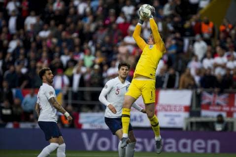 6th June 2019, St& xe1;dio D Afonso Henriques, Guimar& xe3;es, Portugal; UEFA Nations league Football semi-final, Netherlands versus England; Goalkeeper Pickford of ENG take the high crossed ball  ActionPlus12141642 NikolaxKrstic