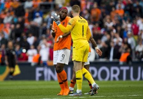 6th June 2019, St& xe1;dio D Afonso Henriques, Guimar& xe3;es, Portugal; UEFA Nations league Football semi-final, Netherlands versus England; Babel of NED talks with Goalkeeper Pickford of ENG after the foul on Depay of NED  ActionPlus12141650 NikolaxKrstic