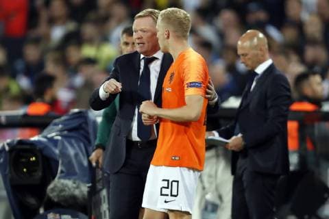 (l-r) Holland coach Ronald Koeman, Donny van de Beek of Holland during the UEFA Nations League semi final match between The Netherlands and England at Estadio D. Afonso Henriques on June 06, 2019 in Guimaraes, Portugal UEFA Nations League 2018 2019 xVIxVIxImagesx xMauricexvanxSteenxIVx 14675783