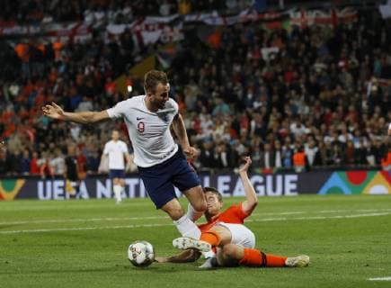 Matthijs de Ligt of Netherlands blocks a shot from Harry Kane of England during the UEFA Nations League match at D. Afonso Henriques Stadium, Guimaraes. Picture date: 6th June 2019. Picture credit should read: David Klein Sportimage EDITORIAL USE ONLY. No use with unauthorised audio, video, data, fixture lists, club league logos or live services. Online in-match use limited to 120 images, no video emulation. No use in betting, games or single club league player publications. SPI-0093-0096
