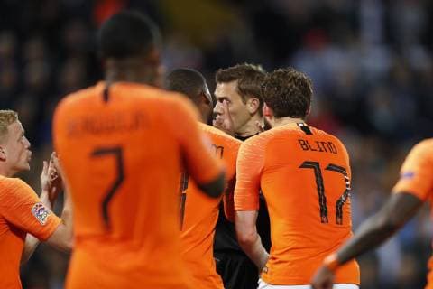 (l-r) Donny van de Beek of Holland, Denzel Dumfries of Holland, referee Clement Turpin, Daley Blind of Holland during the UEFA Nations League semi final match between The Netherlands and England at Estadio D. Afonso Henriques on June 06, 2019 in Guimaraes, Portugal UEFA Nations League 2018 2019 xVIxVIxImagesx xMauricexvanxSteenxIVx 14676100
