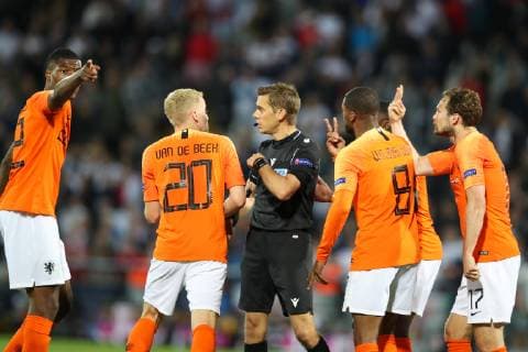 UEFA Nations League 2019 - Semi Final - The Netehrlands v England 06-06-2019: Voetbal: Nederland v Engeland: Guimaraes Semi final UEFA Nations League 2019 Denzel Dumfries of The Netherlands, Donny van de Beek of The Netherlands, Referee Clement Turpin (FRA), Georgino Wijnaldum of The Netherlands, Daley Blind of The Netherlands
