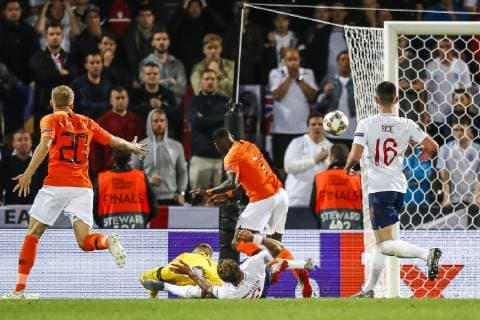 Sport Bilder des Tages GUIMARAES, 06-06-2019, Estadio D. Afonso Henriques , UEFA Nations League Semi Final. England player Kyle Walker scores own goal during the game Netherlands - England Netherlands - England  x3611285x Copyright: