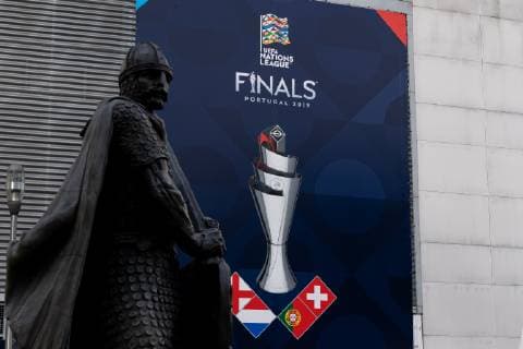 Guimaraes, Portugal, 06.06.2019, UEFA Nations League, Halblfinale, Niederlande - England, Statue außerhalb des Stadions ( Defodi-01053042429